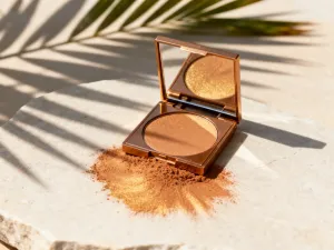 Eleganckie zestawienie naturalnych odcieni pomadek w odcieniach nude, różu i beżu na drewnianej toaletce.